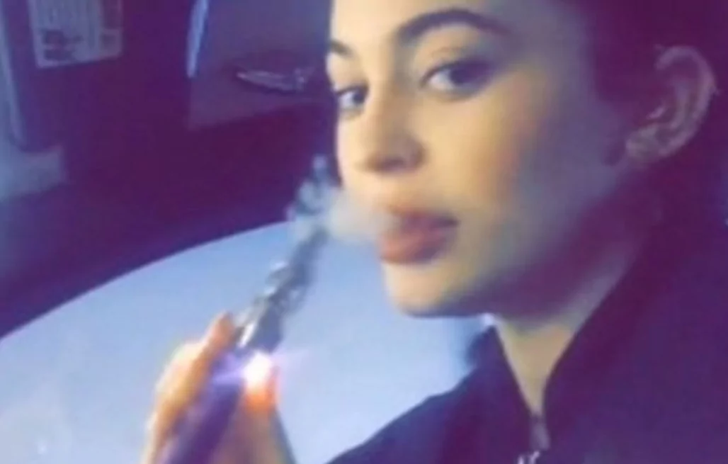 Celebrities Who Vape - List of Top Hollywood Vapers 2023 - Ecigator