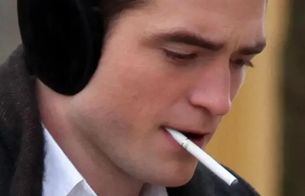 Robert Pattinson vape