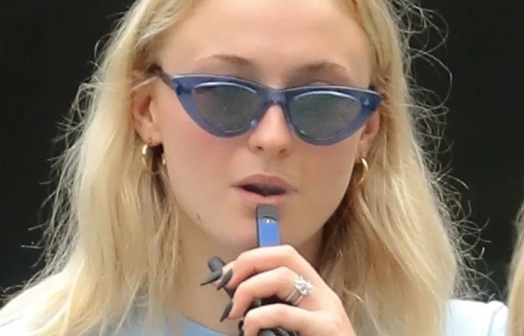 Sophie Turner vape